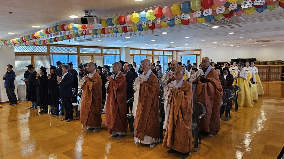 선운사불교대학 졸업식에서 참석자들이 반야심경을 봉독하고 있다.