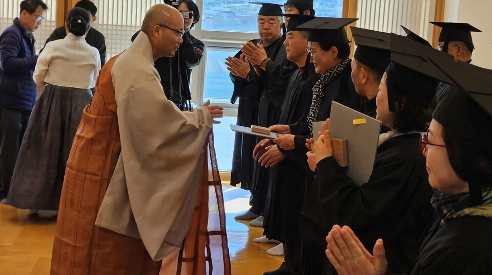 선운사불교대학 학장 경우스님이 졸업생들에게 일일이 졸업장과 부동품계증을 수여하고 있다.