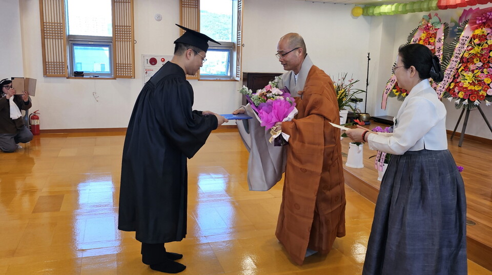 학장 경우스님이 포교원장상 시상을 하고 있다.