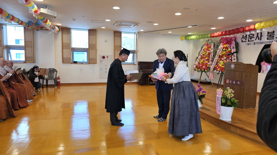 정찬원 선운사총신도회장이 시상을 하고 있다.