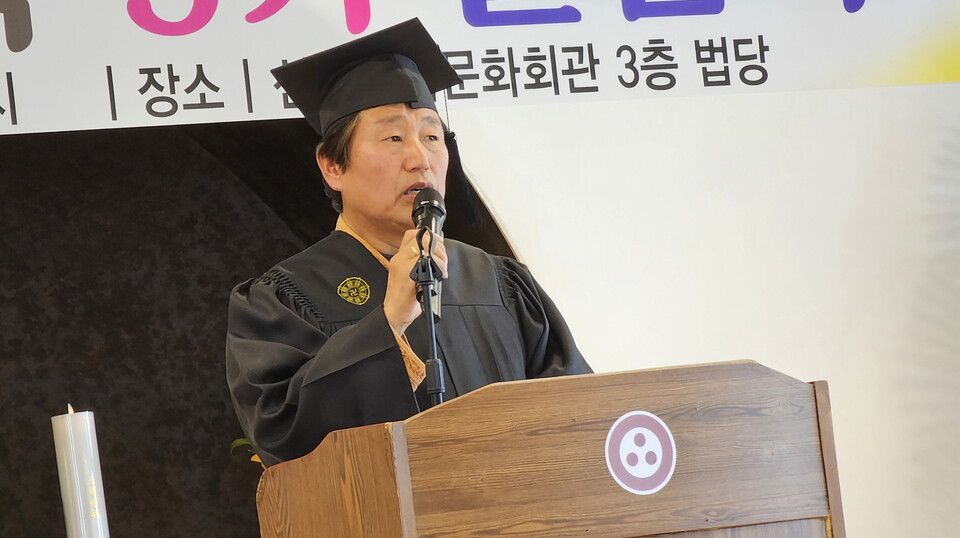 윤종기 졸업생이 졸업사를 하고 있다.