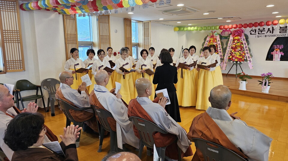 선운사합창단이 축가를 하고 있다.