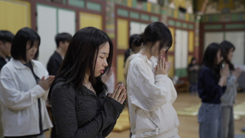 합장 기도하고 있는 부산대 불교바라밀 학생들.