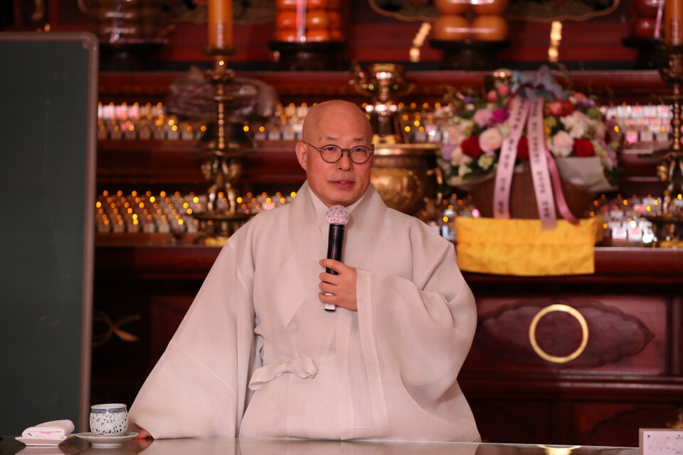조계사가 출가열반 정진주간을 맞아 마련한 특별법회 ‘선명상으로 찾는 마음의 평안’에서 강의하는 조계종 총무원장 진우스님.