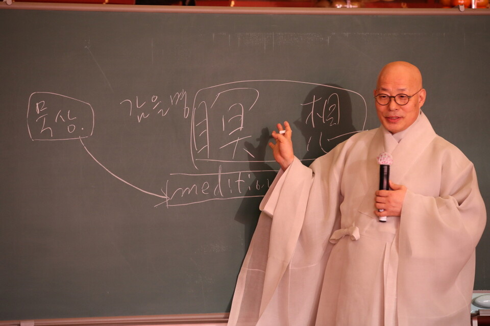 명상에 대해 설명하는 총무원장 진우스님.