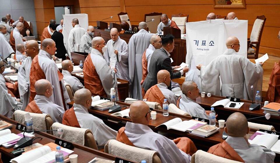 이날 재적의원 79명중 76명의 중앙종회 의원 스님들이 투표에 참여했다. 