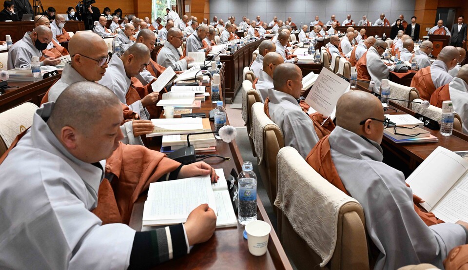 종헌 개정안 투표에 앞서 자료집을 살펴보는 중앙종회 의원 스님들.