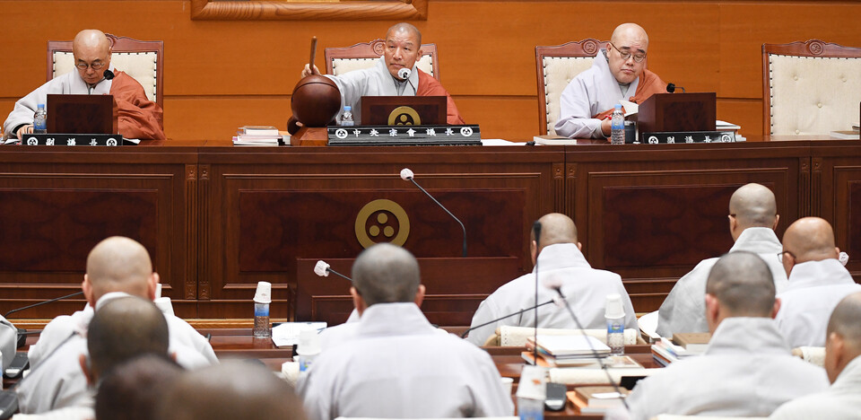 중앙종회 의장  주경스님이 3월20일 오후 제230회 중앙종회 임시회 폐회를 선언하고 있다.