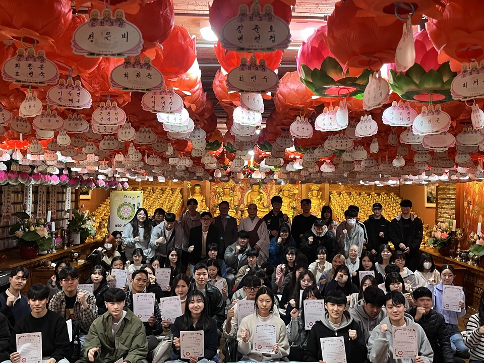 국제NGO 월드머시코리아(대표이사 현진스님)가 올해도 자비행을 실천했다. 3월24일 서울 여의도 포교원에서 국내 초·중·고·대학생들 145명에 1억5천만원을 수여했다.