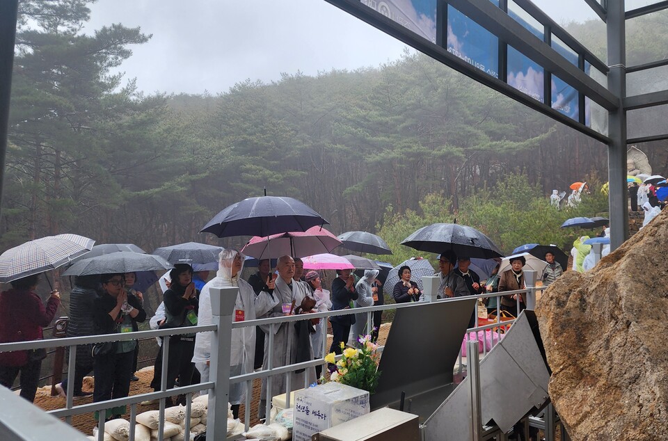 제4교구본사 월정사 사부대중은 3월28일 경주 남산 열암곡 마애부처님 친견 순례를 진행했다. 