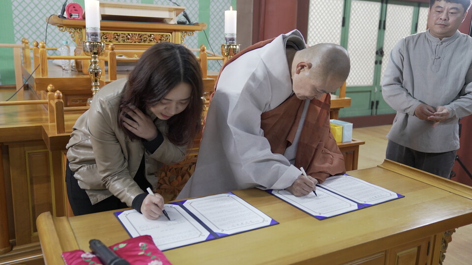 부산불교복지협의회(대표이사 정여스님)와 대불련 부산지부가 협약식을 맺었다.