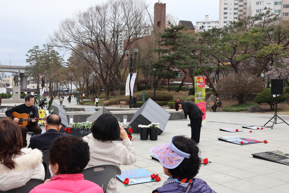 이날 행사는 추모공연으로 마무리됐다. 류금신 사노위 재가위원은 희생자 이름 앞에 합장 인사하며 노래를 마쳤다. 