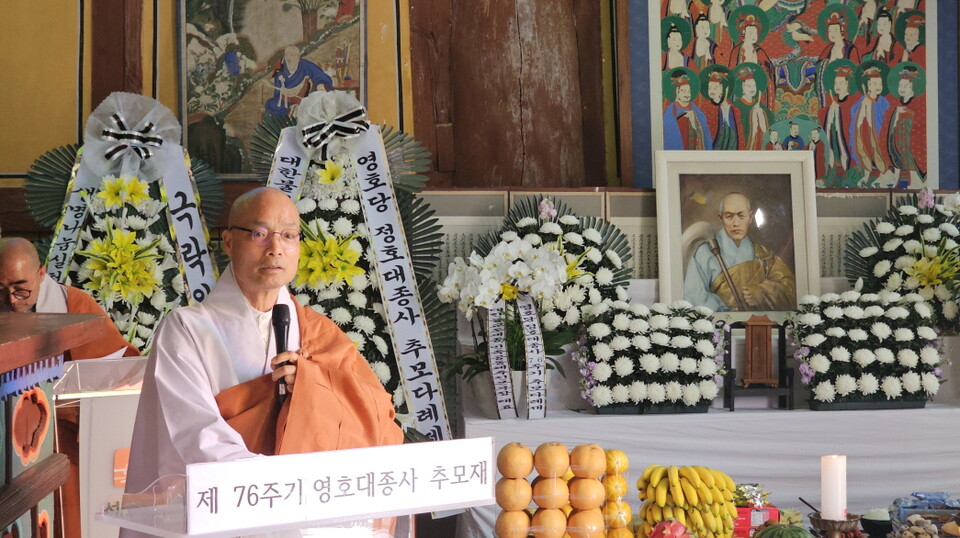 선운사 대웅보전에서 봉행된 박한영스님 추모 다례재에서 주지 경우스님이 인사말을 하고 있다.