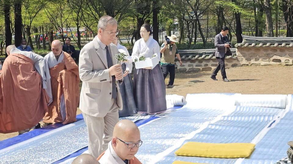 윤재웅 동국대학교 총장이 헌화하고 있다.