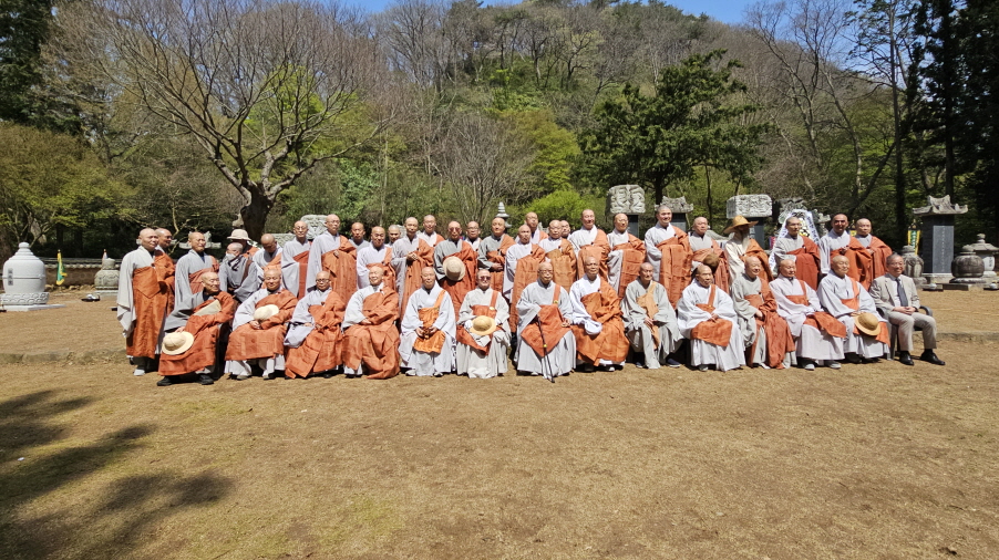 영호당 정호대종사 다례재 참석대중이 행사를 마치고 기념사진을 찍고 있다.