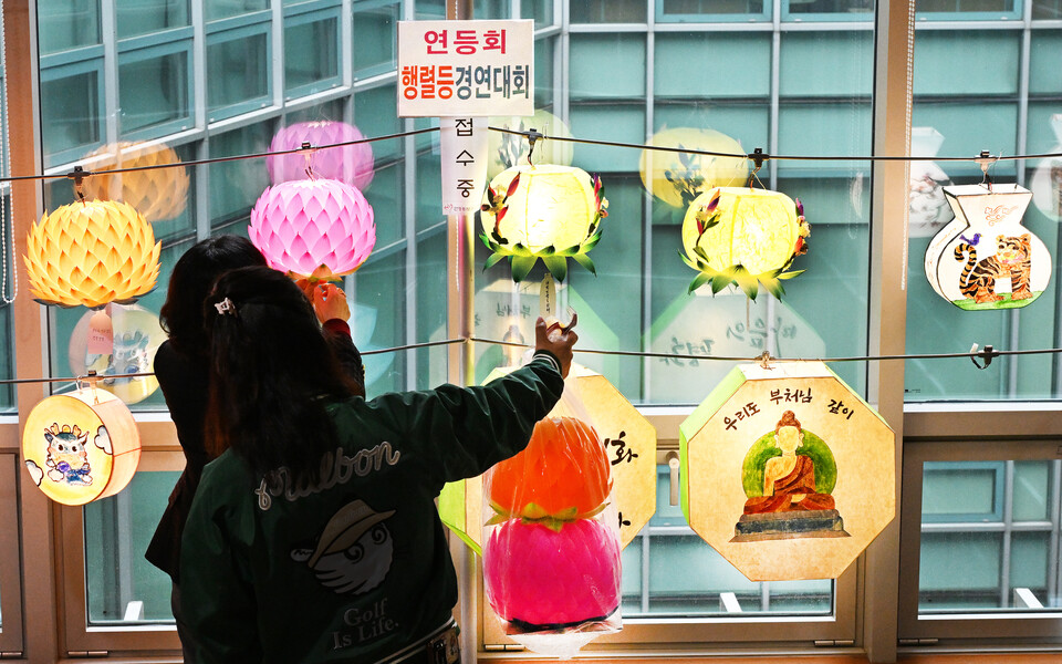 한국불교역사문화기념관 지하1층에서 불자들이 연등회 행렬등 경연대회 출품작들을 살펴보고 있다.