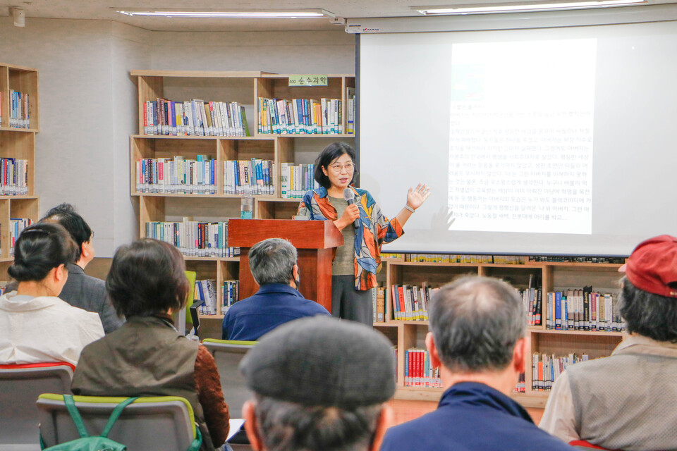 서울노인복지센터는 4월17일 센터 분관 탑골작은도서관에서 정지아 작가 초청 ‘작가와의 대화’ 프로그램을 개최했다. 