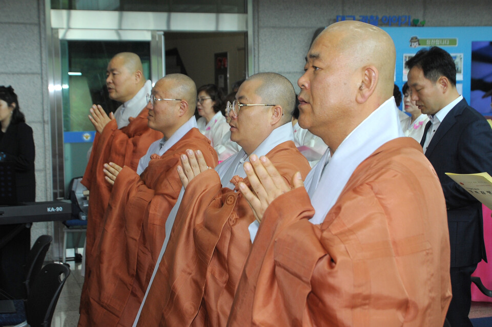 봉축점등식에 참석한 경승 스님들.