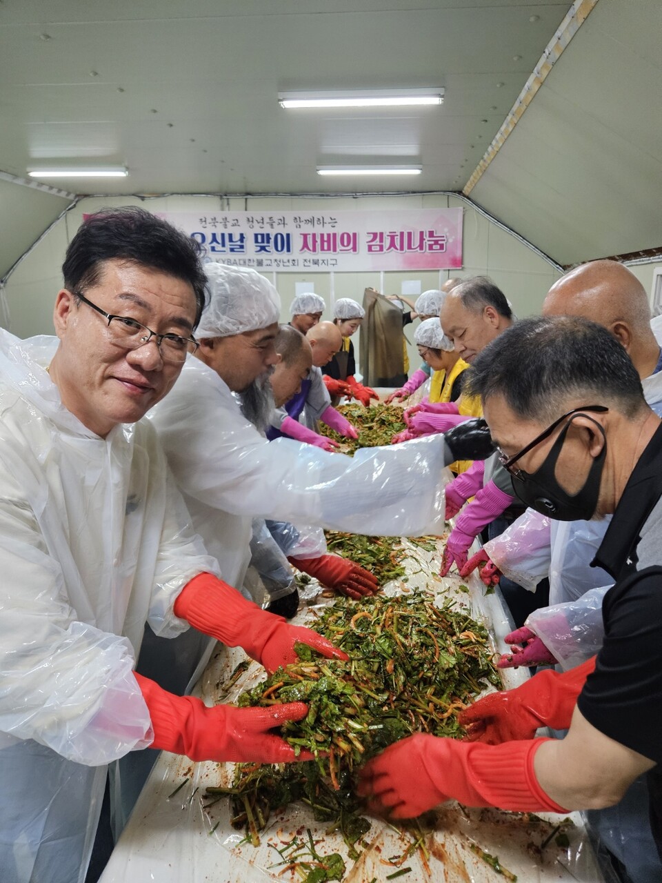청년회가 앞장서고 관련 신행단체와 스님들의 동참하여 분위기가 고양됐다.