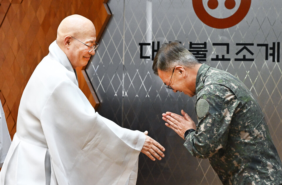 仏子ガングホピル合同参謀次長, 曹渓宗総務院長ジンウお坊さん予防 < 縦断 < 記事本文 - 仏教新聞