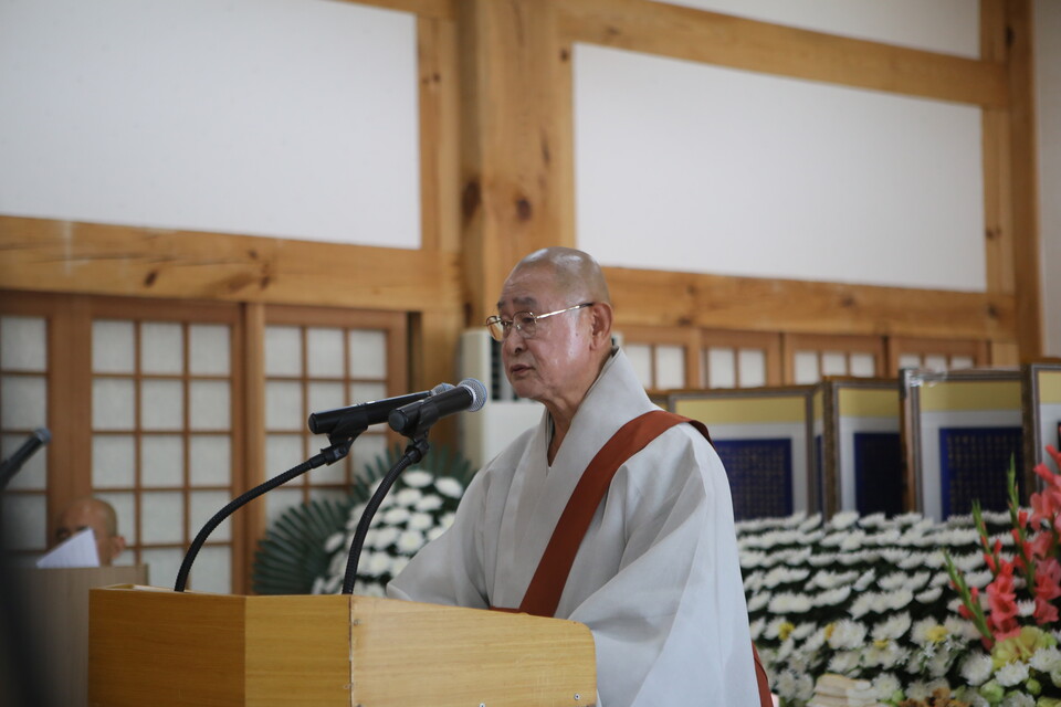 추도법어를 하고 있는 범어사 방장 정여대종사.