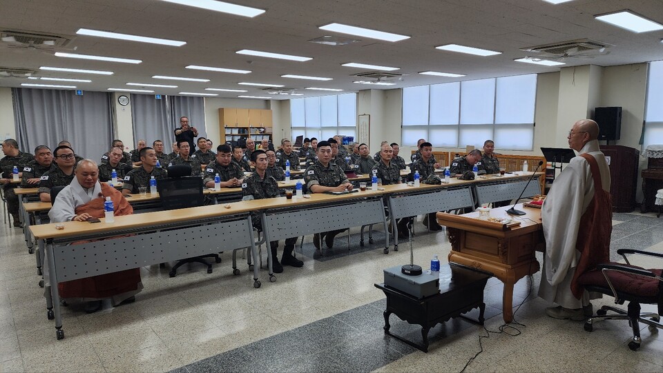지상작전사령부 호국선봉사가 6월 11일부터 12일까지 1박2일 일정으로 예하부대 군승 40여명을 대상으로 직능별 토의를 진행했다. 이 자리에서 강연하고 있는 원로회의 의장 자광 대종사.