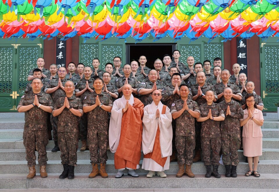지상작전사령부 호국선봉사가 개최한 직능토의에 강연한 자광대종사와 군승들이 기념촬영을 하고 있다.