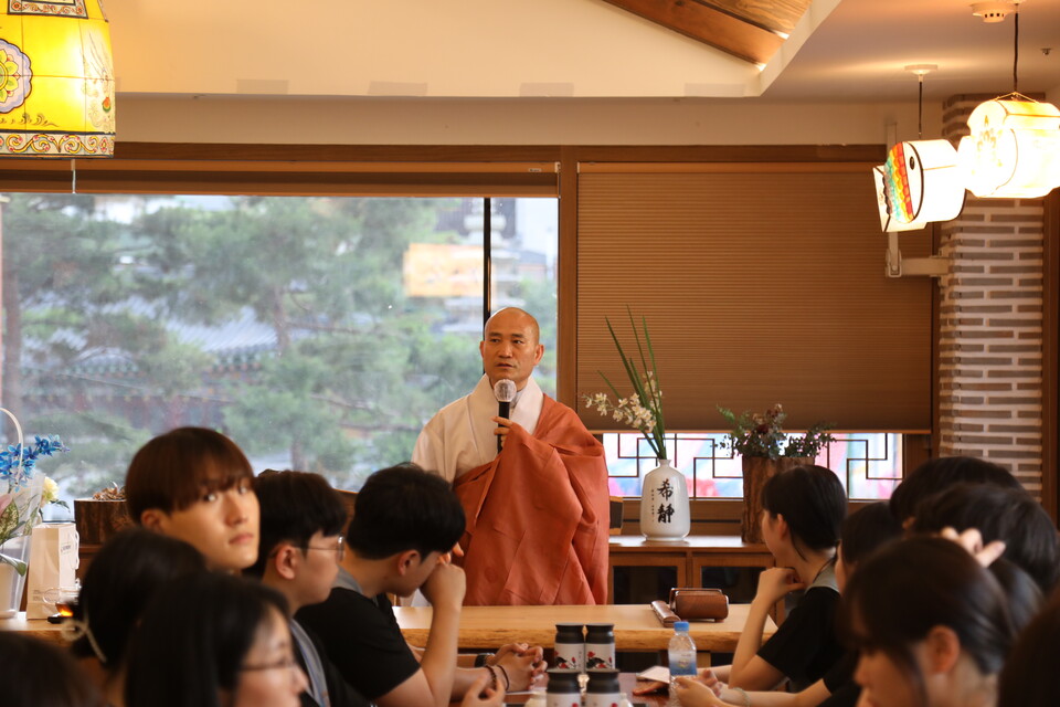 법문하는 조계사 주지 담화스님.