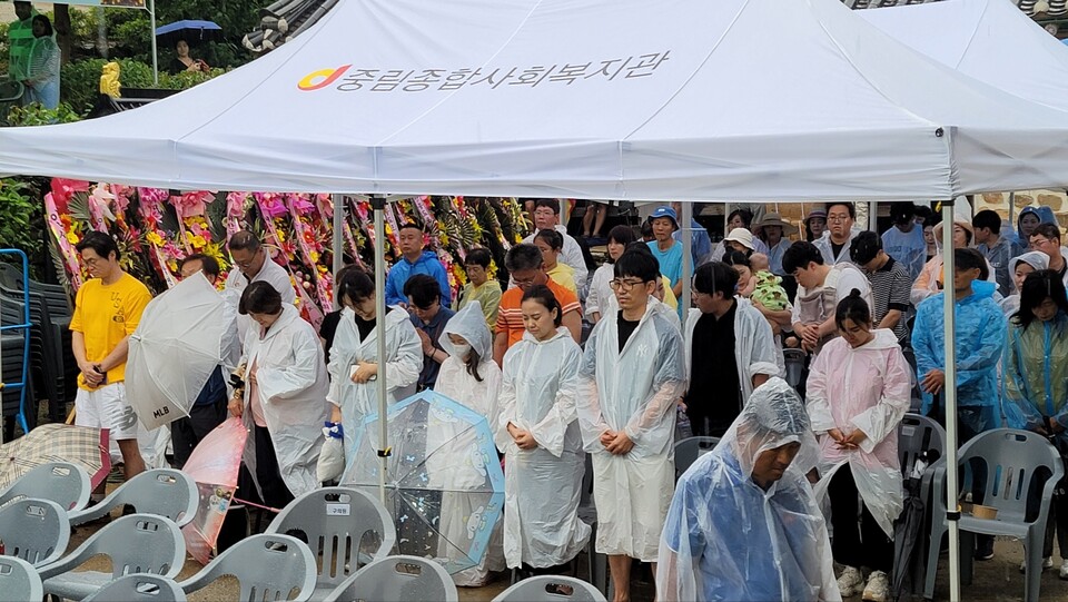 6월24일 발생한 화성시 일차전지 업체 화재 사상자 추모와 쾌유 기원 묵념.
