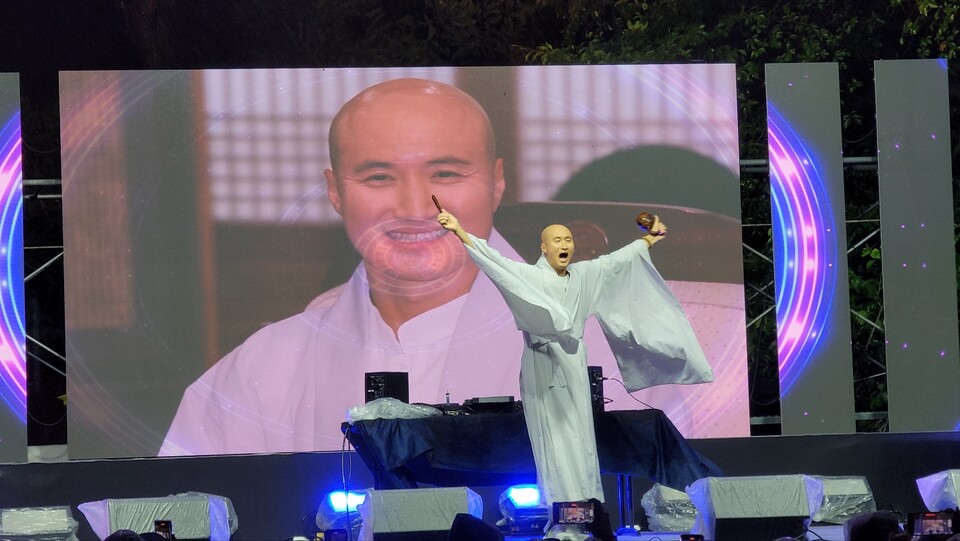 뉴진스님 공연 모습.