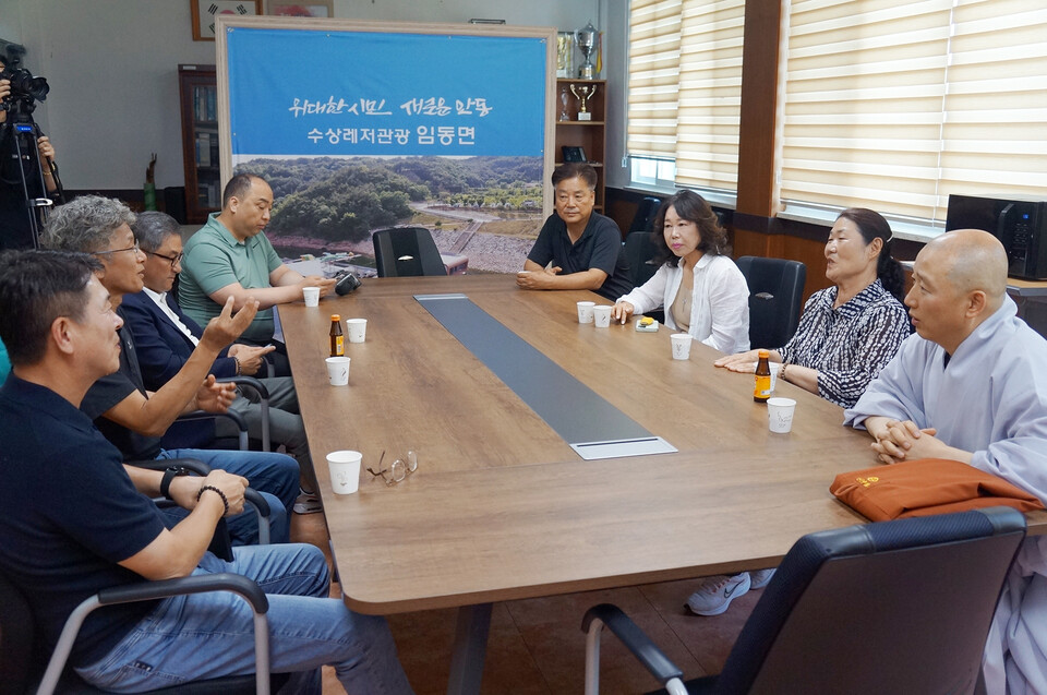 ¼öÀç¹Î ±¸È£ ¹°Ç°À» Àü´ÞÇϰí ÀÓµ¿¸é °ü°èÀÚµé°ú ȯ´ãÇÏ´Â ºÀȲ»ç ÁÖÁö ¼±È£½º´Ô°ú ºÀȲ»ç½ÅµµÈ¸ Àϵ¿