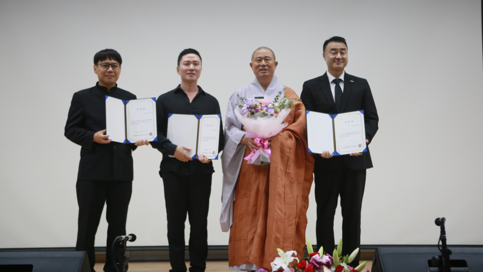 여여한중창단과 한여울오케스트라를 이끌 지도교수들이 임명장을 받았다.