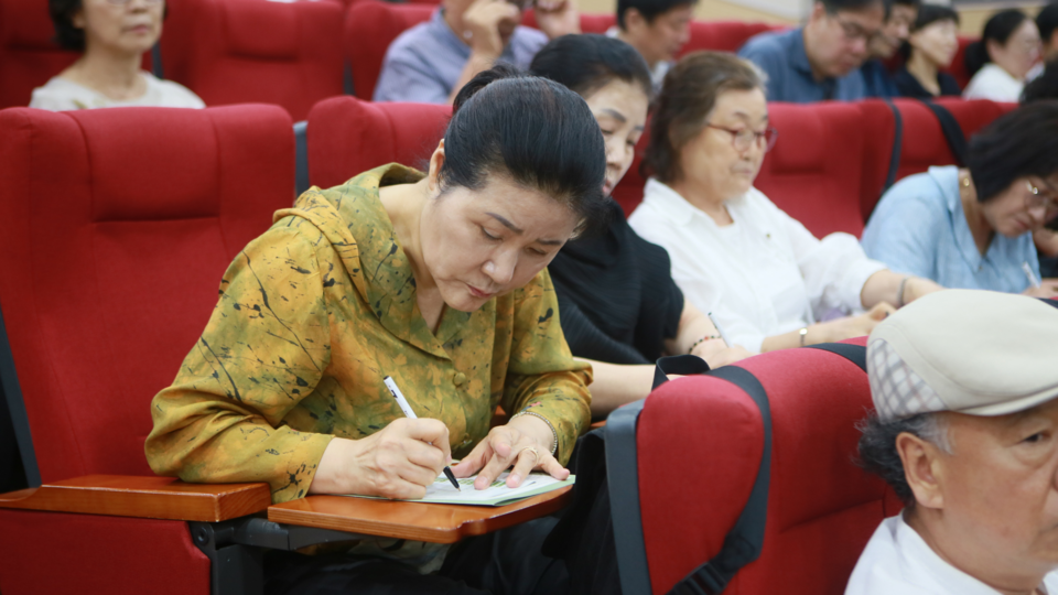 부산불교환경연대 후원서를 약정하고 있는 불자.