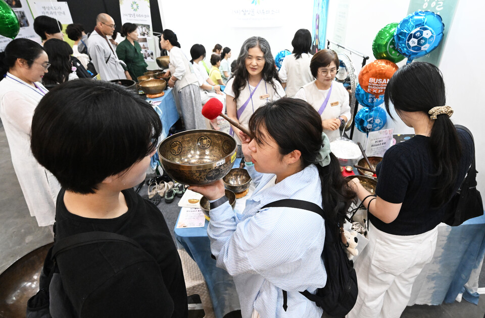 부산 불교 박람회장에도 2030 세대들의 발길이 이어지고 있다. 