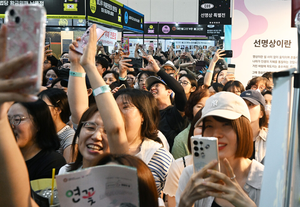 공연 즐기는 2030 관람객들.