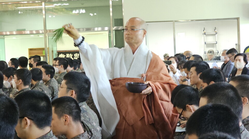 전계사 경우스님이 청수를 병사들에게 뿌리고 있다.