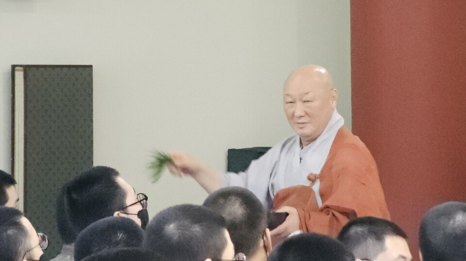 갈마사 내장사 대원스님이 청수를 병사들에게 뿌리고 있다.