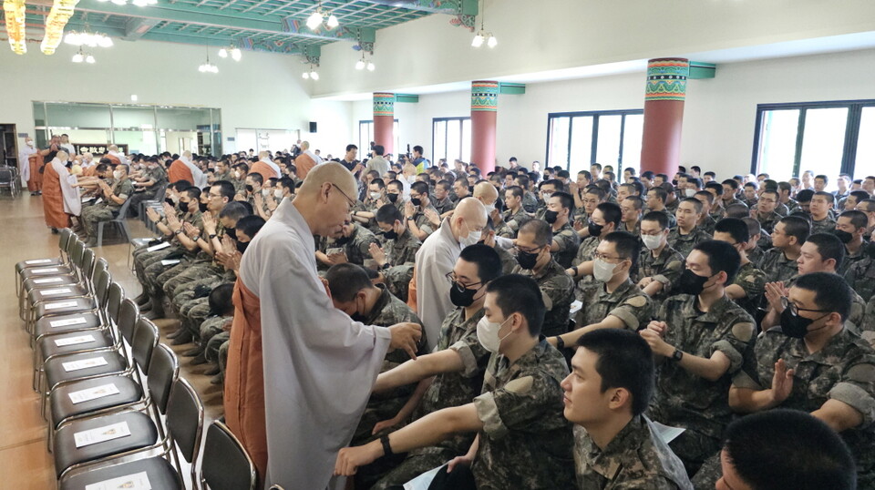 선운사 총무국장 현적스님 등이 병사들 사이를 돌며 연비를 하고 있다.