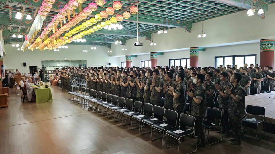 수계 병사들이 답한다. "잘 받아 지키겠습니다!"