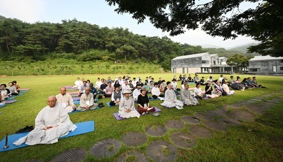 8월24일부터 25일 한국문화연수원에서 진행한 선명상 아카데미 템플스테이가 참가자들의 뜨거운 호응 속에 마무리됐다. 8월25일 총무원장 진우스님의 행복으로 가는 선명상을 들으며 좌선하는 모습.  