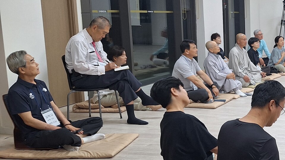 정재호 고려당 대표이사는 강의 내용을 수첩에 적으며 공부했다. 