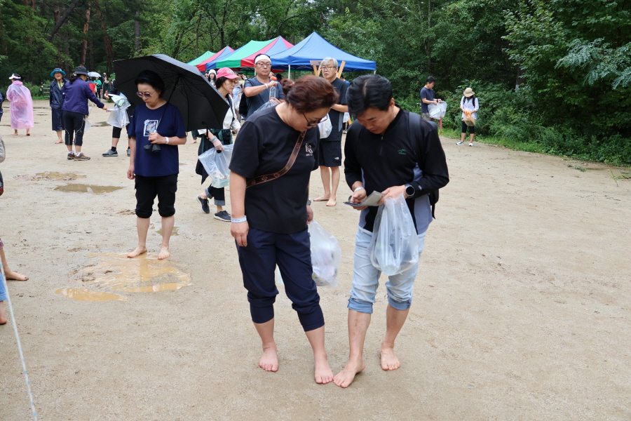 서로의 발을 보는 것도 신기해진 요즘이다.