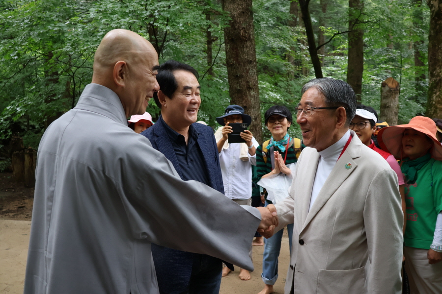 월정사 주지 정념스님과 맨발걷기국민운동본부 박동창 회장이 인사를 나누고 있다. 박동창 회장은 맨발 걷기 열품의 주역. 박 회장은 이날 KBS TV ‘생로병사의 비밀’ 팀과 함께 전나무숲을 찾았다.