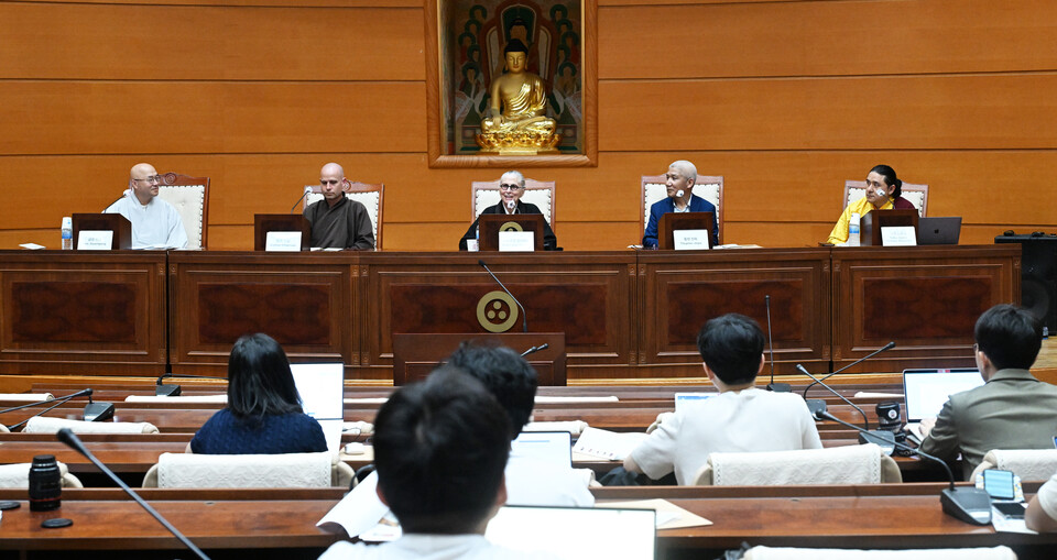 국제선명상대회 참석 차 방한한 세계 명상 지도자들은 9월26일 한국불교역사문화기념관 국제회의장에서 열린 기자간담회에서 대회에 함께하는 소감과 의미를 전했다.  사진 오른쪽부터 직메 린포체, 툽텐 진파, 로시 조안 할리팩스, 팝루스님, 그리고 사회를 맡은 중앙승가대 교수 금강스님.