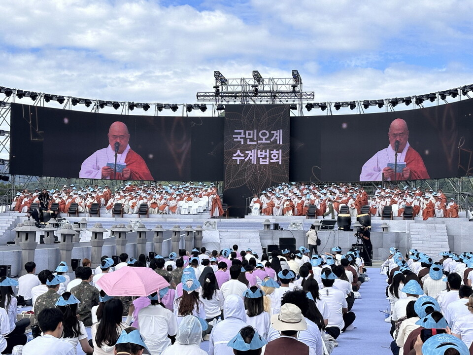 총무부장 성화스님이 개회선언을 하고 있다.