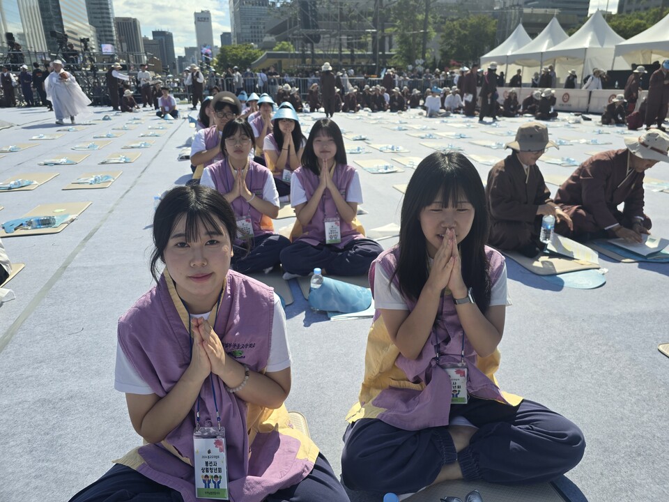 학교법인 광동학원 산하 학교 학생들이 9월28일 2024 국제선명상대회 불교도대법회 시작을 앞두고 광화문 특설 무대 앞에서 합장하고 있다. 