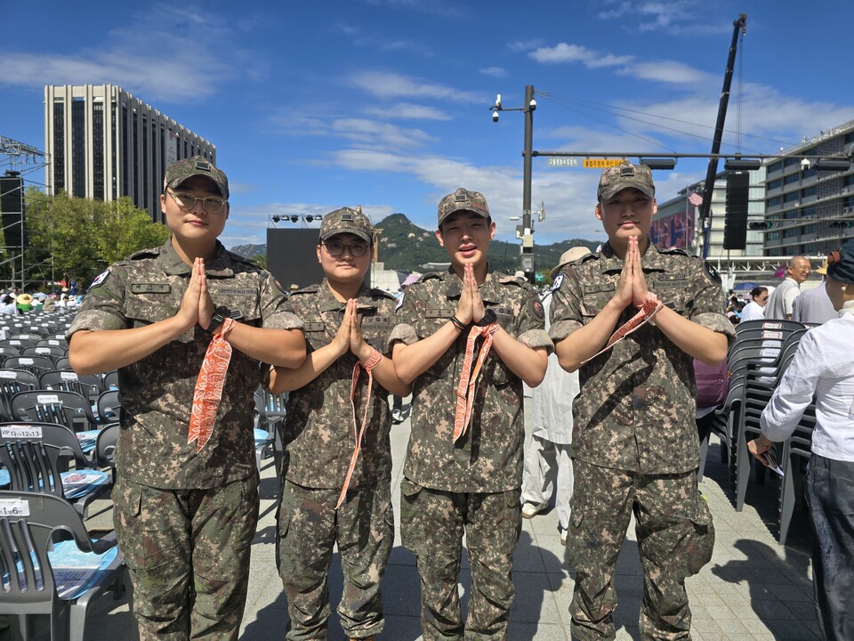 군종병 등 현역병들도 이날 법회에 동참했다. 사진 속 장병들은 이날 수계법회에서 대표수계 받을 예정이라고 소개하며 