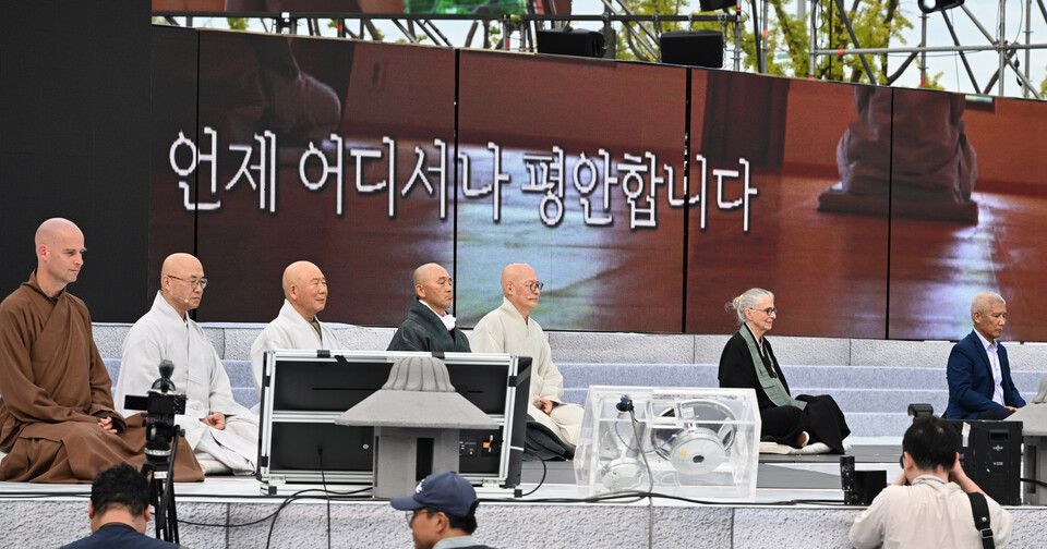 총무원장 진우스님과 수좌스님들이 해외명상지도자들과 5분 선명상을 하고 있다. 장용준 기자 