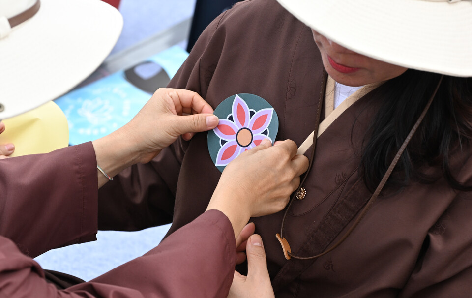 저머다 연꽃 스티커를 붙이며 마음과 세계의 평화를 기원하고 있다. 