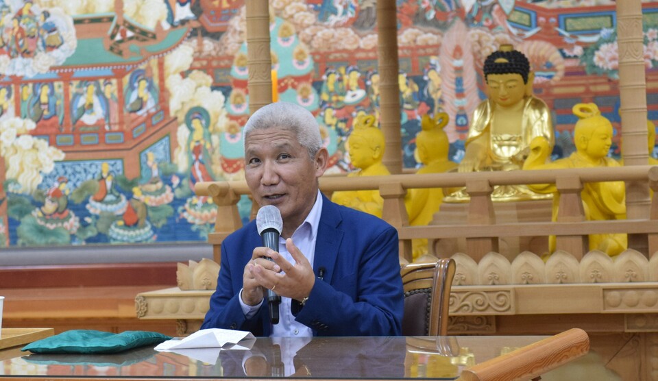 봉은사 선명상축제에서 강연하고 있는 툽텐 진파 박사.